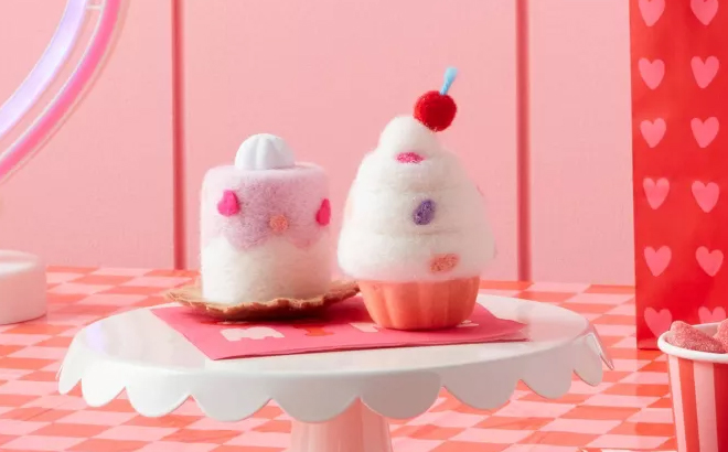 Spritz Soft Sculpt Cupcakes Valentines Day Decorative Accent Set