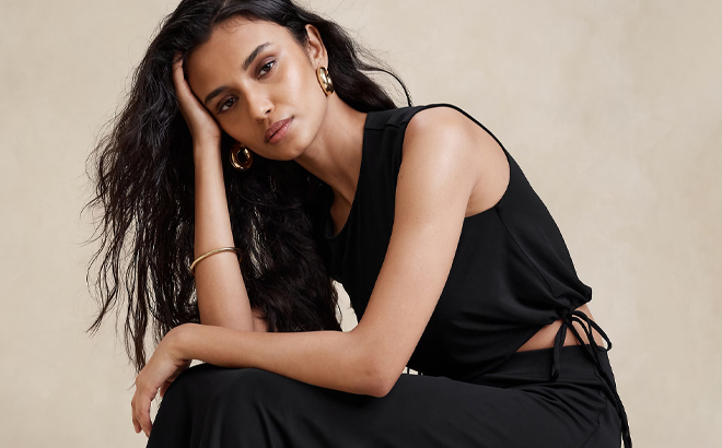 A Person wearing Banana Republic Crepe Knit Bubble Hem Crop Top