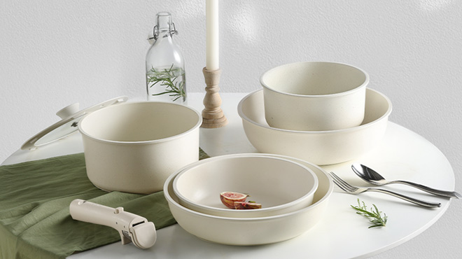 Carote Cookware Set with Versatile Detachable Handle on a Table