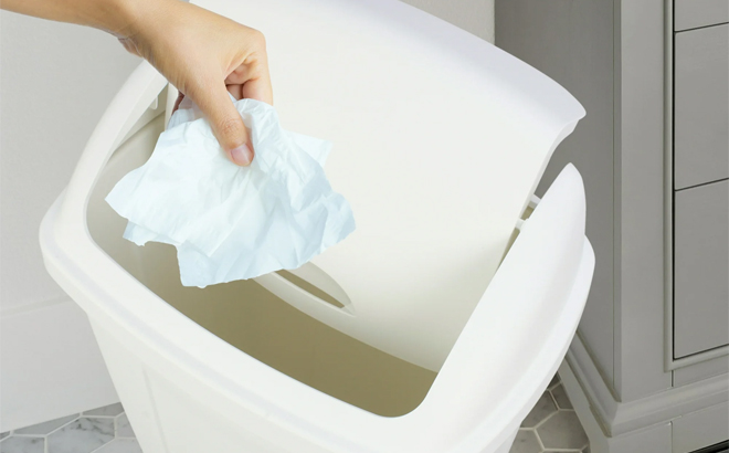 Mainstays 13 Gallon Trash Can Plastic Swing Top Kitchen Trash Can in White