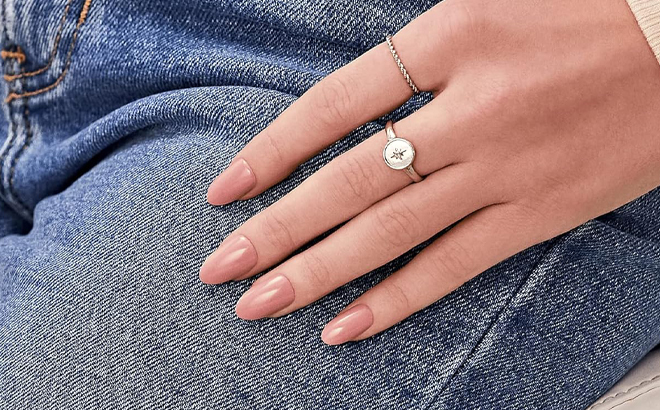 KISS imPRESS Press On Nails on a Persons Fingers KISS imPRESS Press On Nails on a Persons Fingers