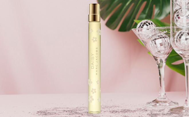Marc Jacobs Daisy Spray Pen on the Table Marc Jacobs Daisy Spray Pen on the Table