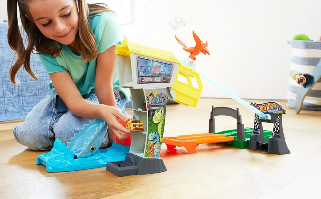 Hot Wheels Racer Verse Jurassic World Track Playset