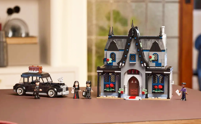 LEGO Morticias Cottage 1002 Piece Set LEGO Morticias Cottage 1002 Piece Set