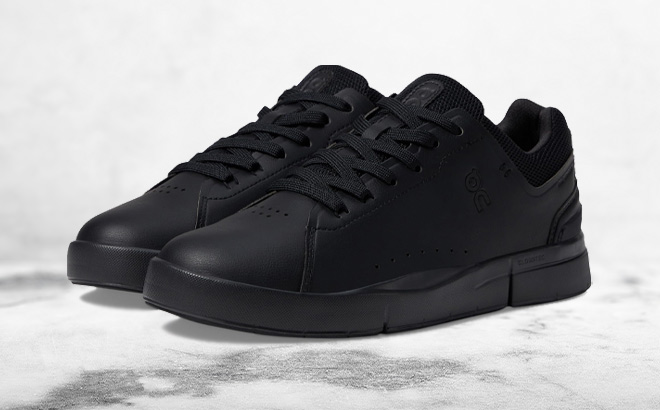 On The Roger Advantage 1 Womens Shoes on the Floor