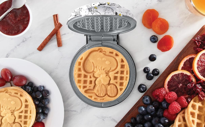 Peanuts x Dash Mini Waffle Maker