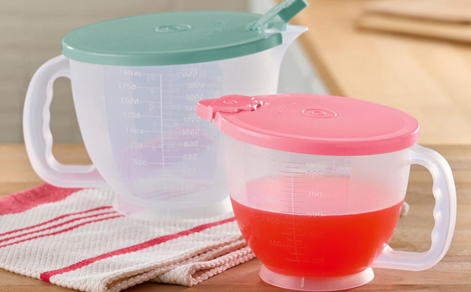 Tupperware 4 Cup and 8 Cup Mix Store Pitcher Set