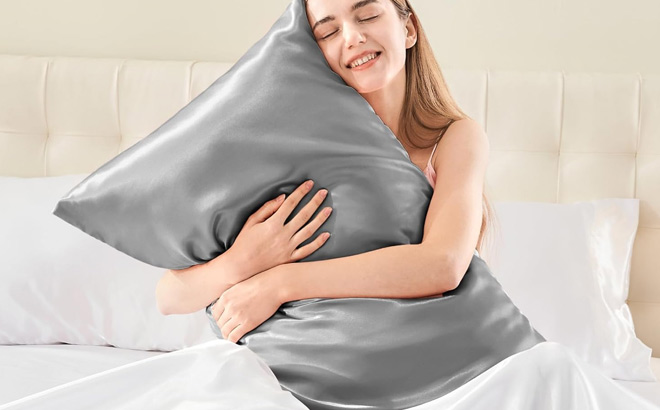 A Person Holding Bedelite Satin Pillowcase A Person Holding Bedelite Satin Pillowcase