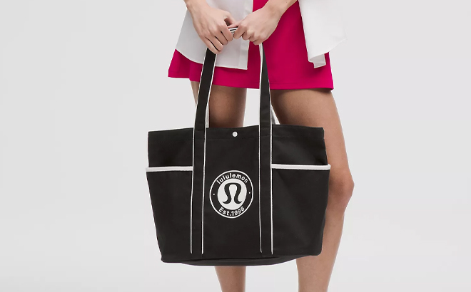 A Woman Holding Lululemon Logo Daily Multi Pocket Canvas Tote Bag A Woman Holding Lululemon Logo Daily Multi Pocket Canvas Tote Bag