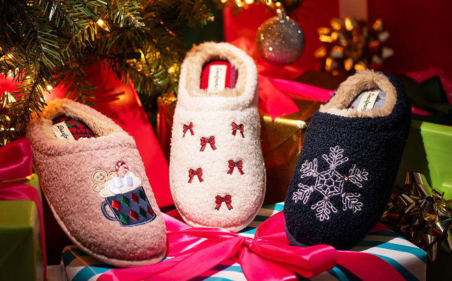 Dearfoams Womens Christmas Holiday Clog Slippers Dearfoams Womens Christmas Holiday Clog Slippers