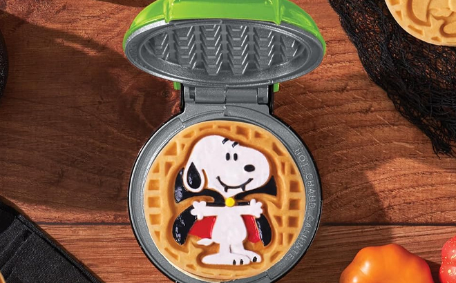 Peanuts x Dash Snoopy Vampire Mini Waffle Maker Peanuts x Dash Snoopy Vampire Mini Waffle Maker