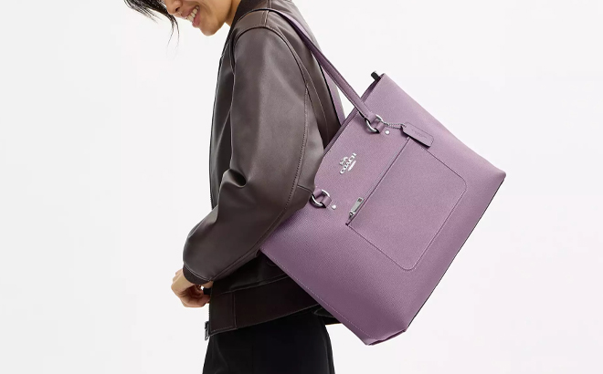 A Person wearing Coach Outlet Station Tote Bag A Person wearing Coach Outlet Station Tote Bag
