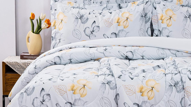Floral Queen 7 Piece Comforter Set Floral Queen 7 Piece Comforter Set