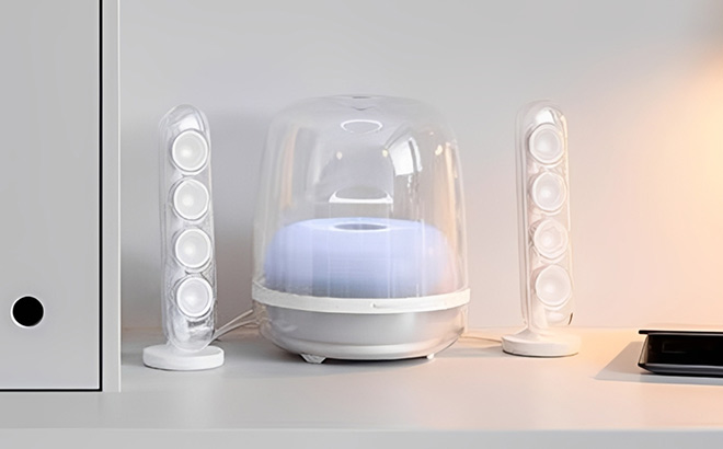 Harman Kardon SoundSticks 4 on the Table Harman Kardon SoundSticks 4 on the Table
