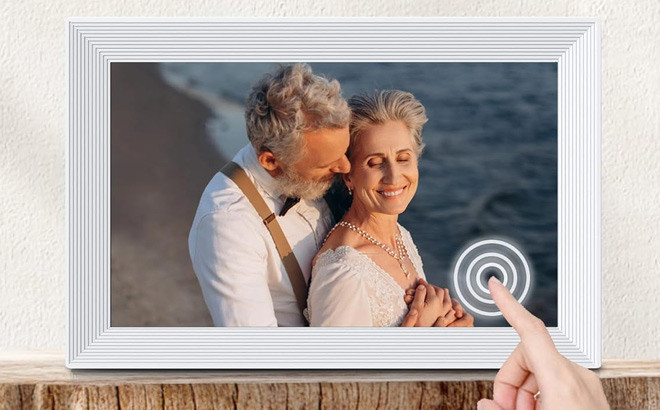 Flyruit Digital Picture Frame on the Table Flyruit Digital Picture Frame on the Table