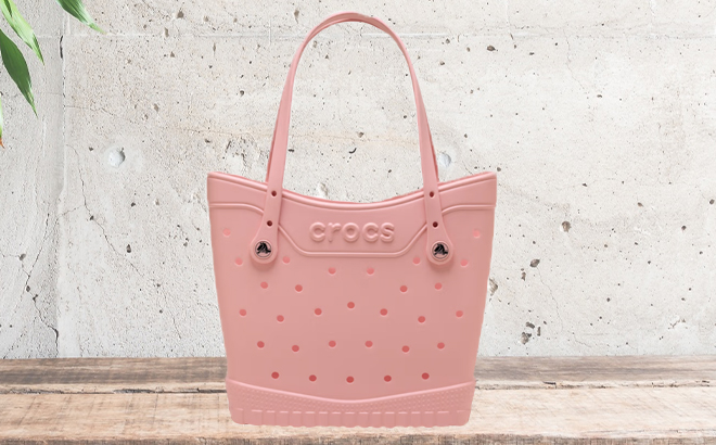 Crocs Classic Medium Tote in Pink