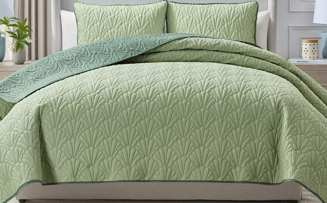 Seventh Studio Seashell Reversible 2 Piece Quilt Set