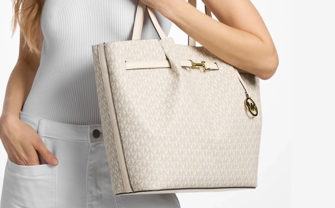 Michael Kors Carson Large Signature Logo Tote Bag 1 Michael Kors Carson Large Signature Logo Tote Bag 1