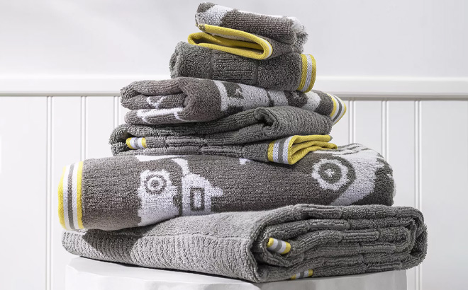 Caro Home Kids 6 Piece Bath Towel Set on the Table