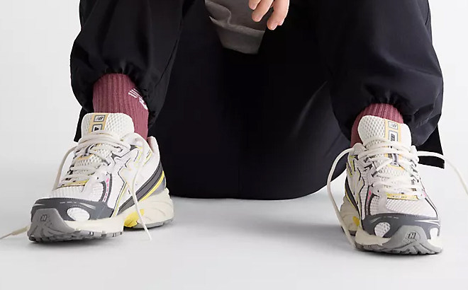 New Balance Warm Skies 740 Shoes