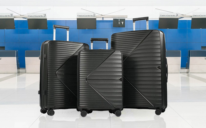 Smicure Luggage 3 Piece Set on the Floor