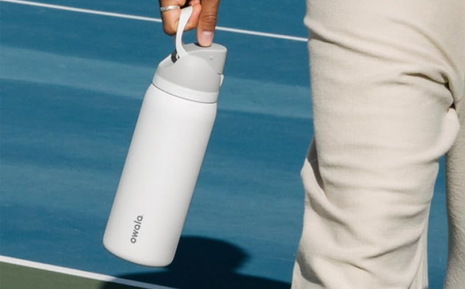 A Person Holding Owala FreeSip Stainless Steel 32 oz Water Bottle
