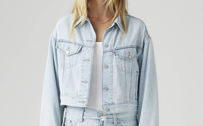 A Woman Wearing Levis Shrunken 90s Linen Denim Lightweight Trucker Jacket