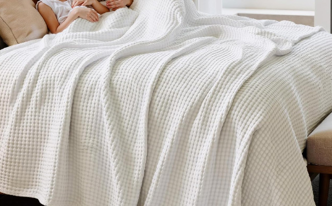 Bedsure Cooling Waffle Blanket