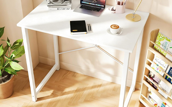 DUMOS 32 Inch Small Computer Desk Gaming Desks for Home Office Bedroom in White