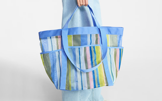 A Person Holding No Boundaries Womens Mesh Tote Bag