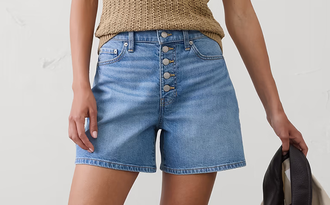 Banana Republic Factory Womens High Rise Denim Shorts in Light Wash Banana Republic Factory Womens High Rise Denim Shorts in Light Wash