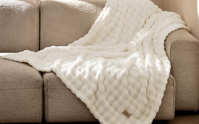 Bedsure Cloud Bubble Soft Cozy Throw Blanket on a Bed Bedsure Cloud Bubble Soft Cozy Throw Blanket on a Bed