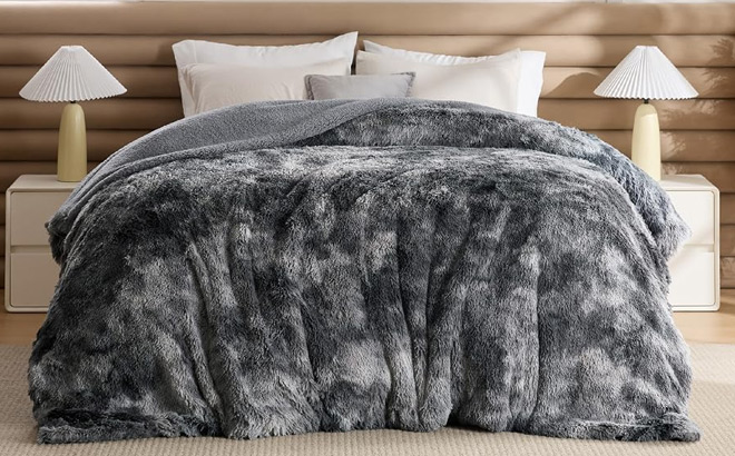 Faux Fur Fleece Blanket in Tie Dye Grey Faux Fur Fleece Blanket in Tie Dye Grey