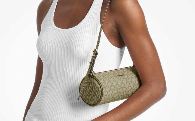Michael Kors Izzy Small Signature Logo Barrel Pochette Michael Kors Izzy Small Signature Logo Barrel Pochette